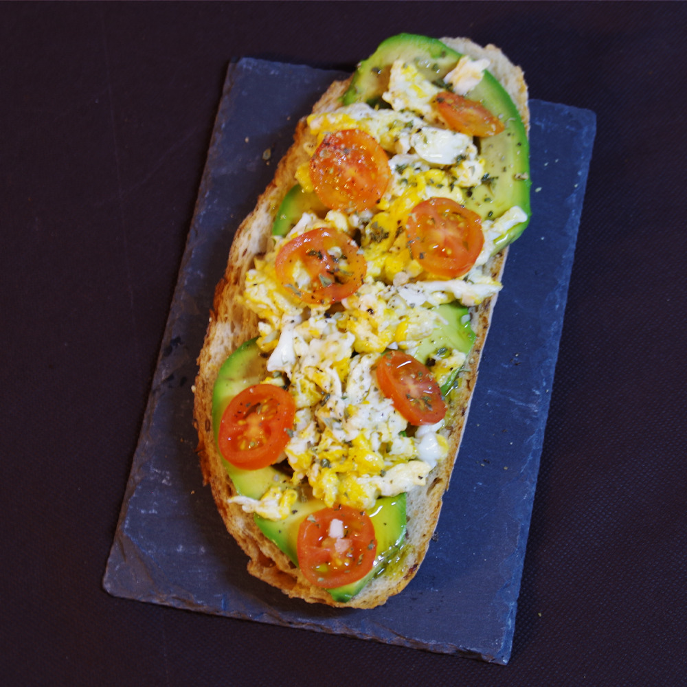 TOSTA DE AGUACATE CON HUEVO REVUELTO, TOMATES CHERRY Y AOVE